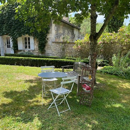 Bed and Breakfast La Laiterie Du Logis Chaniers Exterior foto